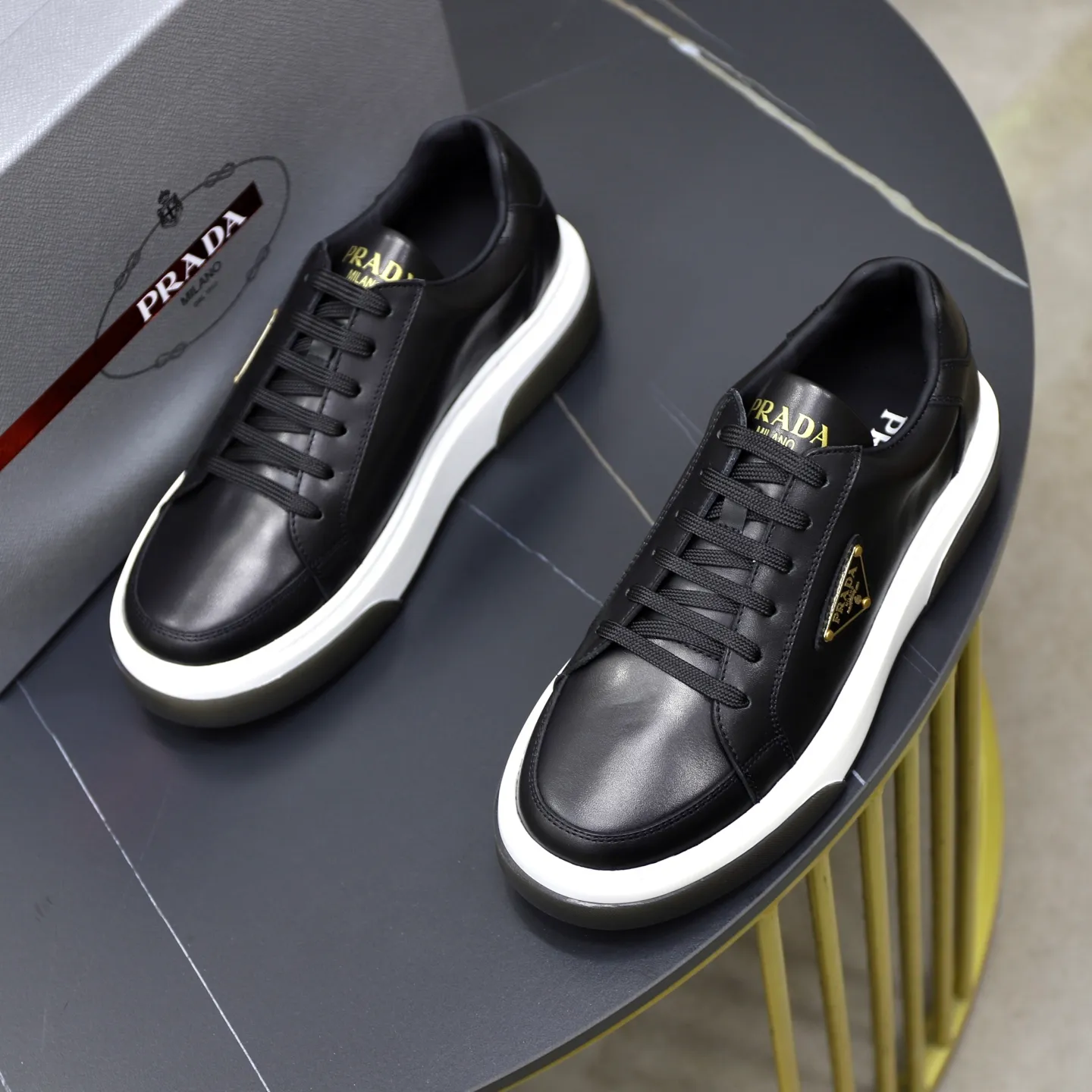 Factory price: 720💰Top original order Brand: PRADA (Prada) Standard code: Men's size 38/44 (45 can be customized) Grade: Same as the official website Material: Original cowhide stitching imported cowhide lining Original combination two-color wear-resistant soft outsole Style category: Leisure and sports version Young fashion European and American trend British style Color: Actual picture color